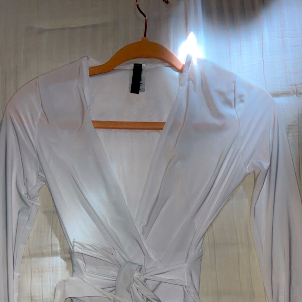 Cute white dress long sleeve tight fitting